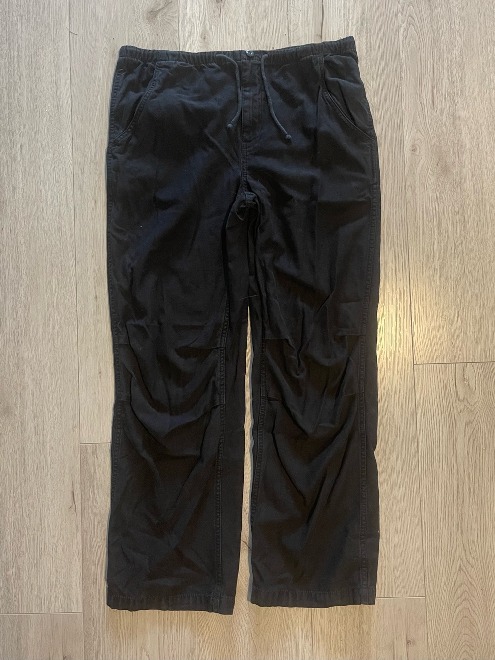 Aritzia TNA Cache Cargo Pant - Black Cotton Relaxed Mid-rise Parachute Pants - Picture 10 of 11